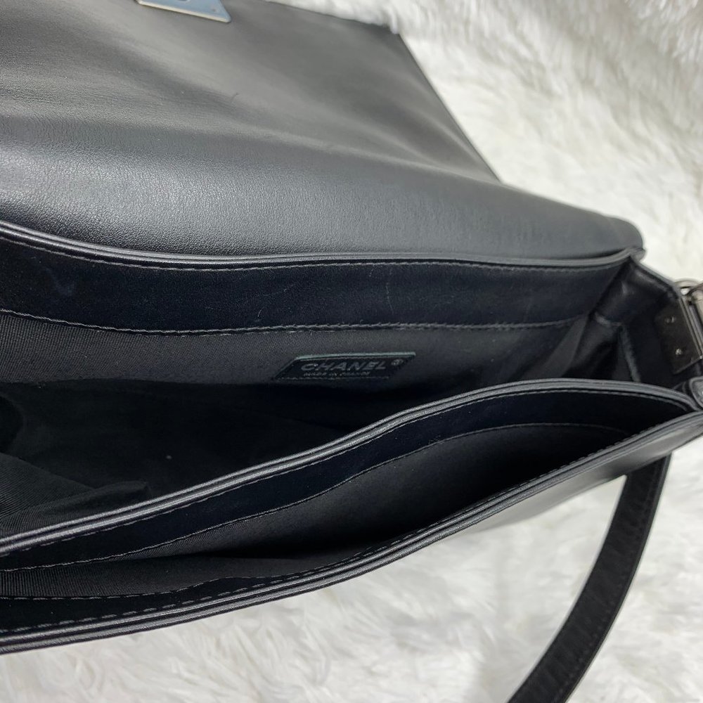 ❌SOLD❌ Chanel New Medium Enchained Black Boy Bag - Picture 6 of 8